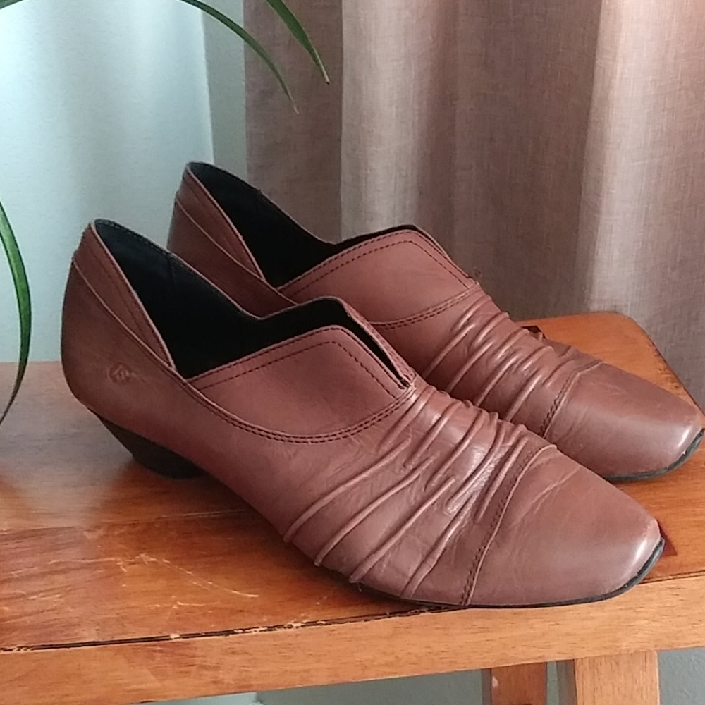 Josef Seibel Tina mocha brown ruched leather pumps. Leather is butter soft.